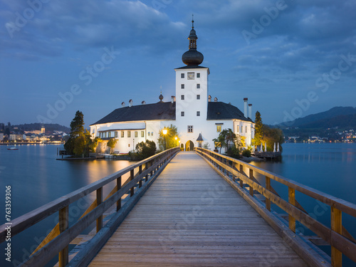 Steg zum Schloss Orth, Gmunden, Traunsee, Oberösterreich © Rainer Mirau