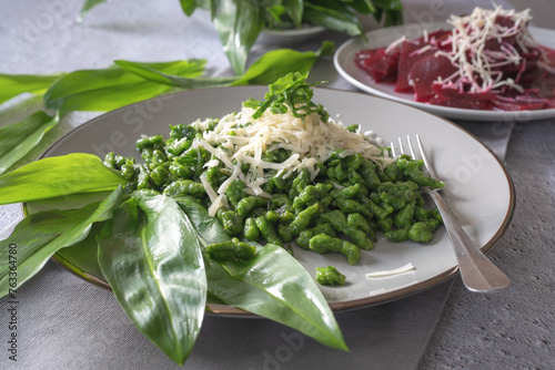 Bärlauchspätzle mit Parmesan und Rote Rüben Salat