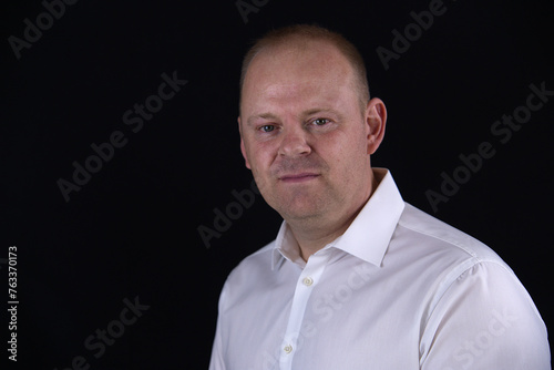 business-man, business, Gewerbe, Hemd, Anzug, schwarz, weiss. weiß, schwarz-weiss, Bewerbung, Bewerbungsfoto, businessfoto, Profilbild, Profilfoto, Firma, Model, Abteilungsleiter, Geschäftsführer, Job