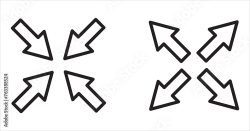 Expand size icon zoom icon. Enlarge vector symbol. Simple zoom arrow icons. expansion and contraction icon set. EPS10