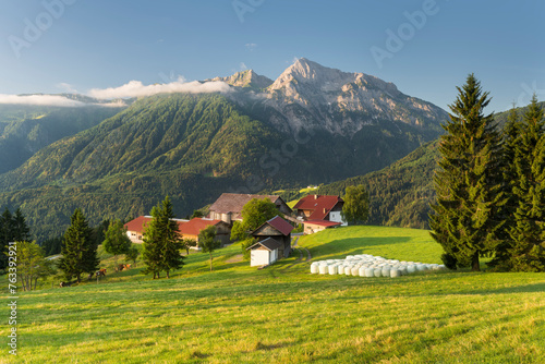 Bauernhof nahe Kötschach Mauthen, Berg Polinik, Gailtal, Kärnten, Österreich