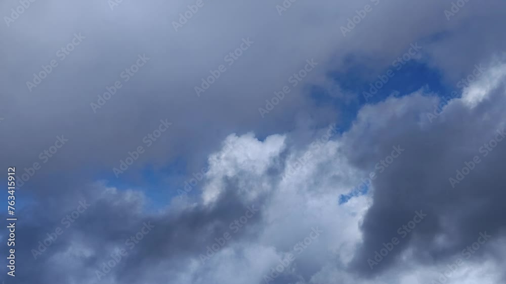 Scenario in which grayish and white cloud clusters move across the sky Scenario in which grayish and white cloud clusters move across the sky