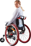 Lächelnde junge Frau im Rollstuhl für Inklusion