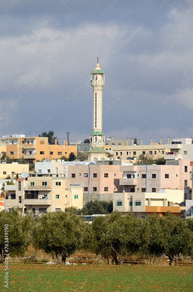 Minarete de una mezquita cerca de Madaba, Jordania