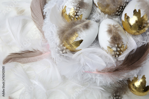 Fototapeta Naklejka Na Ścianę i Meble -  weiße Eier mit Federn