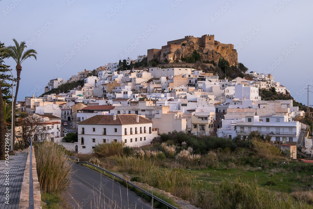 Obraz premium Pueblo y castillo de Salobreña, en la provincia de Granada, Andalucía, España