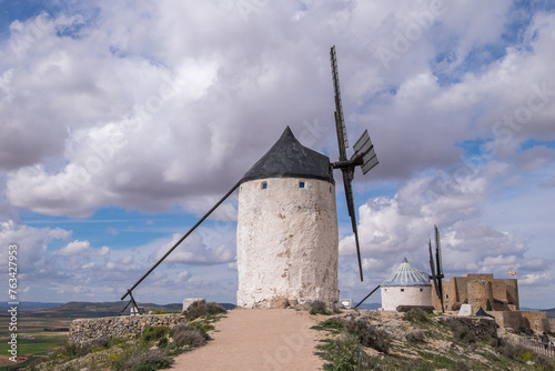 Paisaje con molinos de viento y castillo de Consuegra en la provincia de Toledo, Castilla-La Mancha, España