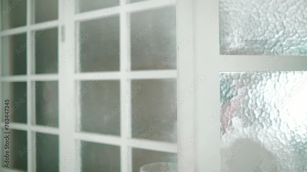 Diffused Window Vidéo Stock Frosted glass window with geometric patterns allowing ...