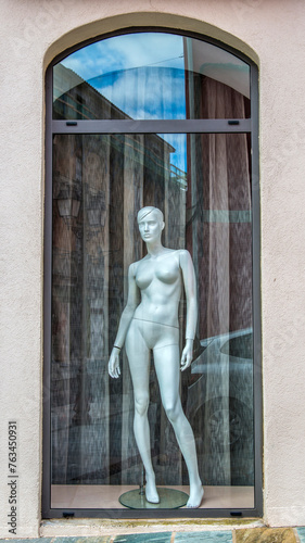 Mannequin nu dans une vitrine de magasin à Saint-Florent, Corse, France