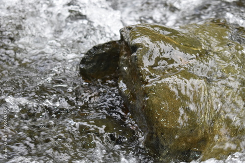 Agua de río sobre piedra