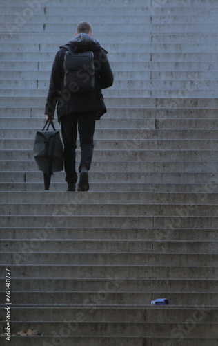 Persona subiendo escaleras de espaldas. Concepto psicología, crecimiento personal