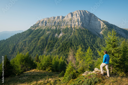 Wanderer blickt zum Berg Staff, nahe Kapelleralm, Goldeck, Kärnten, Österreich photo