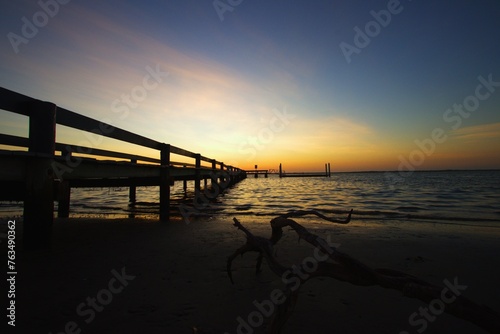 Muelle al atardecer con vista al mar