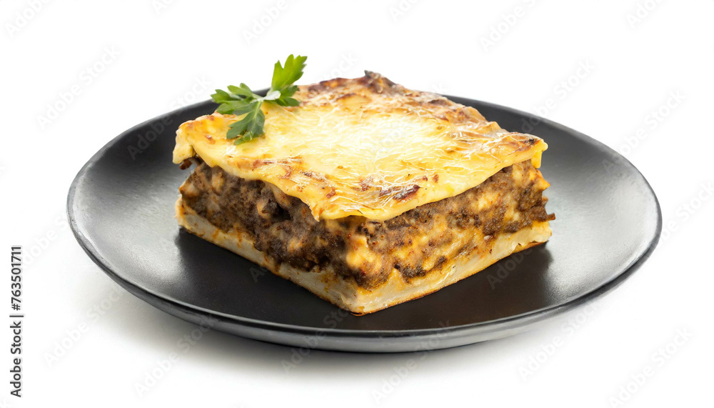 Frisches Moussaka auf schwarzer Teller isoliert auf weißen Hintergrund, Freisteller Frisches Moussaka auf schwarzer Teller isoliert auf weißen Hintergrund, Freisteller