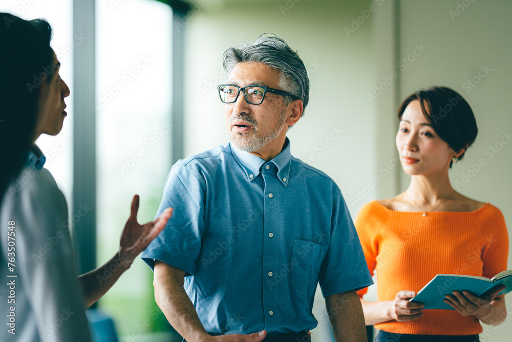 Fototapeta premium カジュアルなビジネスミーティングのイメージ