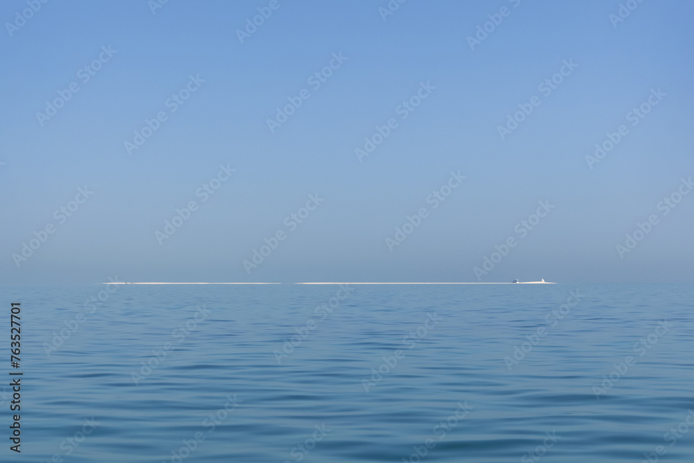 Obraz premium A wide view of Jarada island, a sand bar in the middle of the sea during low tide