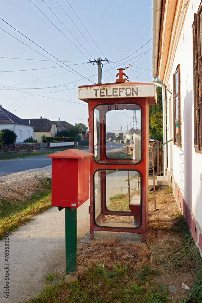 Stara budka telefoniczna i skrzynka pocztowa przy budynku poczty na Węgrzech - obrazy, fototapety, plakaty 