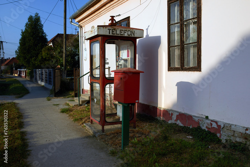 Stara budka telefoniczna i skrzynka pocztowa przy budynku poczty na Węgrzech © arteffect.pl