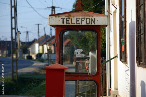 Stara budka telefoniczna i skrzynka pocztowa przy budynku poczty na Węgrzech © arteffect.pl