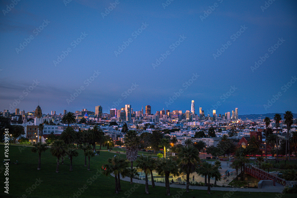 Fototapeta premium San Francisco Dolores Park dusk