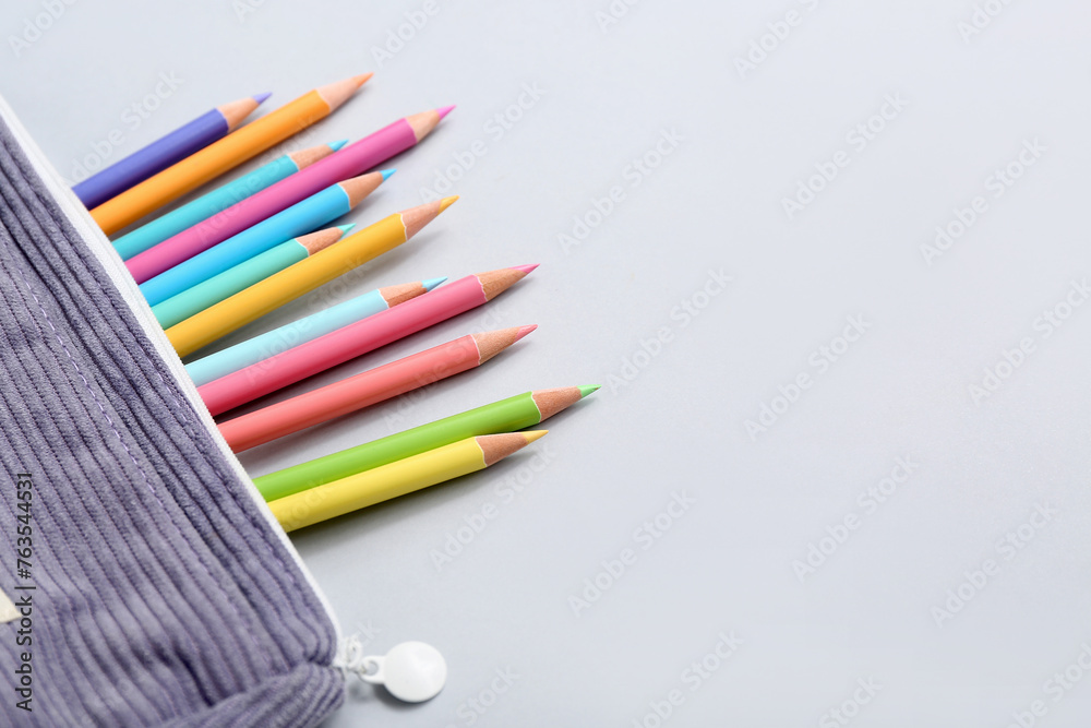Naklejka premium Case with many colorful pencils on grey background