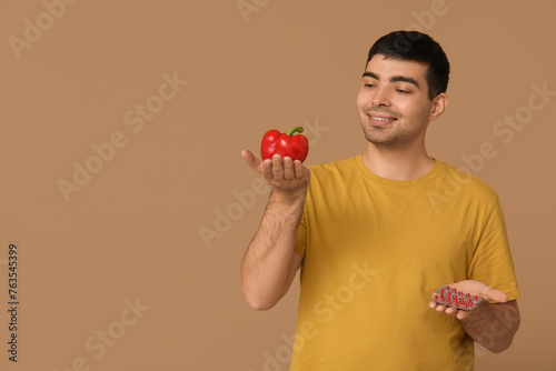 Young man with bell pepper ...