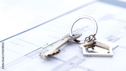 фотографія the keys to the house in the drawing of the apartment