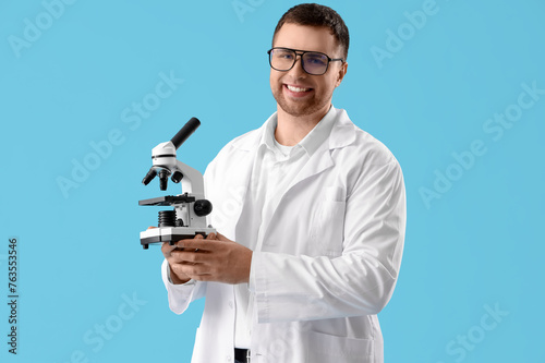 Male scientist with microsc...