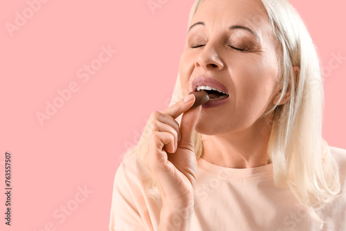 Mature woman eating heart-s...