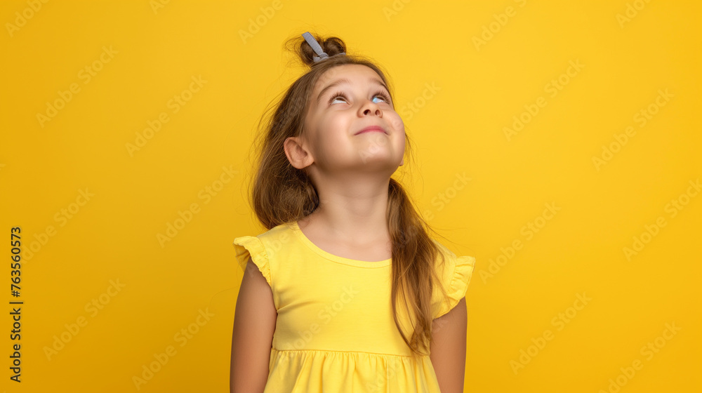 Garota de 8 anos isolada no fundo amarelo  - obrazy, fototapety, plakaty 