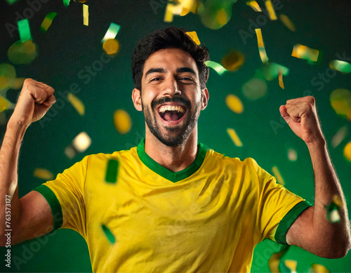 Um torcedor, usando uniforme do Brasil, muito alegre, comemorando a vitória, e muito papel picado caindo com fundo verde.