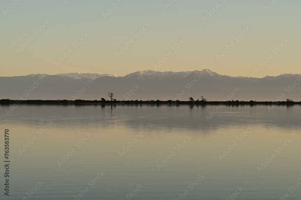 Fototapeta premium Peaceful sunset scenery over pacific Ocean, Vancouver Island, BC, Canada