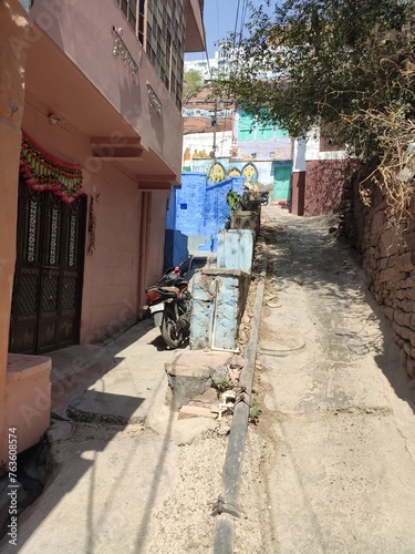Balade culturelle et touristique de la ville bleue de Jodhpur en Inde  maison et mur en pierre historique bleue  escalier et petit ruelle  charme antique et ancien  environnement pauvre  architecture 