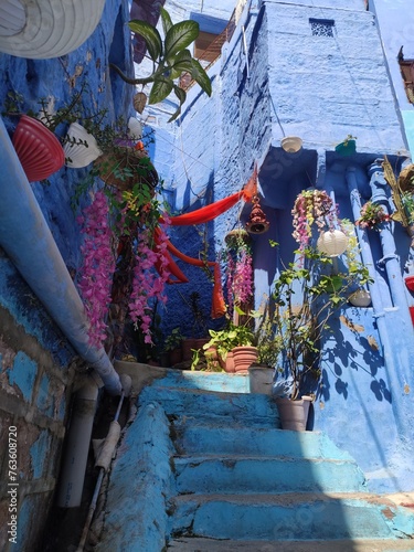 Balade culturelle et touristique de la ville bleue de Jodhpur en Inde, maison et mur en pierre historique bleue, escalier et petit ruelle, charme antique et ancien, environnement pauvre, architecture  © Nicolas Vignot