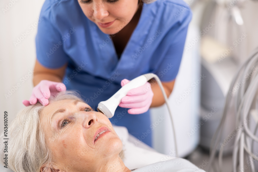 Φωτογραφία Professional young female cosmetologist doing facial skin ultrasound cavitation