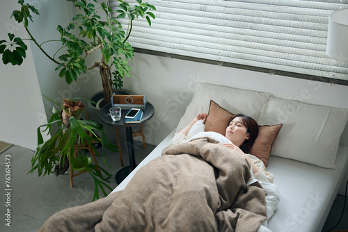 Fotografía ベッドで眠る20代女性