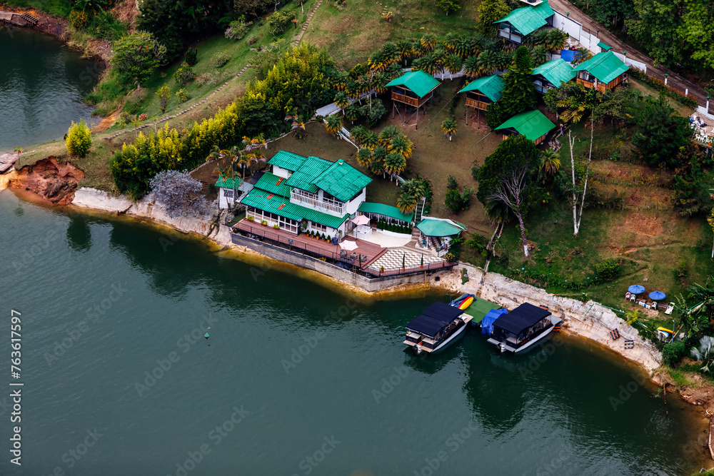 Naklejka premium Aerial view of houses with docks in the Peñol-Guatape reservoir in Antioquia, Colombia