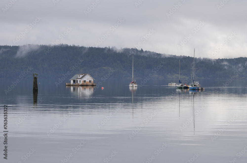 Φωτογραφία Boats in front of the shore of Cowichan Bay during a winter season on Vancouver