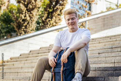 Foto Portrait of a young albino latin man in the city