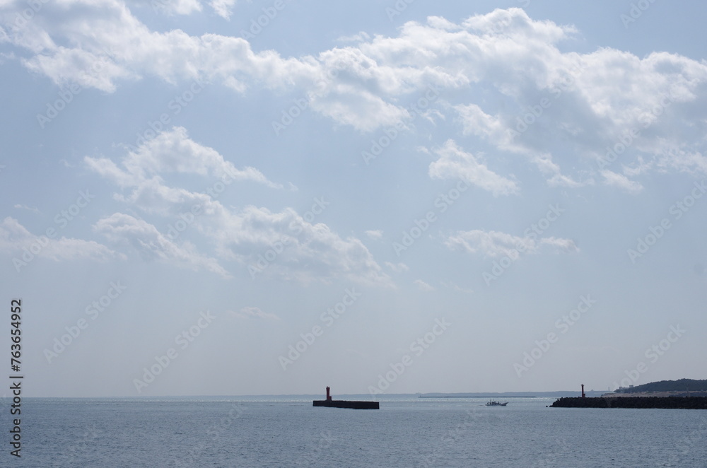 3月とはいえ海からの風は厳しい。防波堤越しに太平洋を望んだ。海はまだ冬の色を残したまま、ゆったりと果てしなく広がっていた。モノトーンの世界。聞こえてくるのは波の音だけ。ときおり鳥のさえずりが上空から聞こえてくる。じっと沖合を眺めていると、この大自然のなかに吸い込まれていくような錯覚に陥る。フェリーで旅をした思い出が蘇ってきた。 3月とはいえ海からの風は厳しい。防波堤越しに太平洋を望んだ。海はまだ冬の色を残したまま、ゆったりと果てしなく広がっていた。モノトーンの世界。聞こえてくるのは波の音だけ。ときおり鳥のさえずりが上空から聞こえてくる。じっと沖合を眺めていると、この大自然のなかに吸い込まれていくような錯覚に陥る。フェリーで旅をした思い出が蘇ってきた。