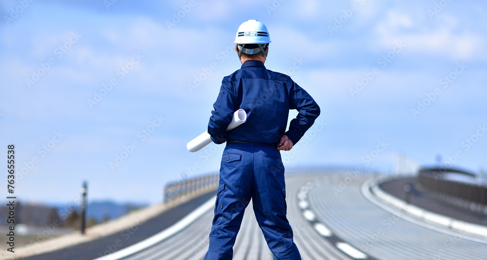 完成した道路をチェック点検する現場監督 完成した道路をチェック点検する現場監督