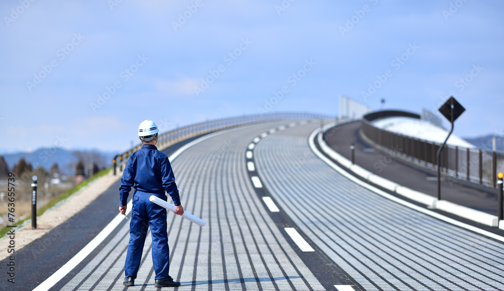 完成した道路をチェック点検する現場監督 完成した道路をチェック点検する現場監督