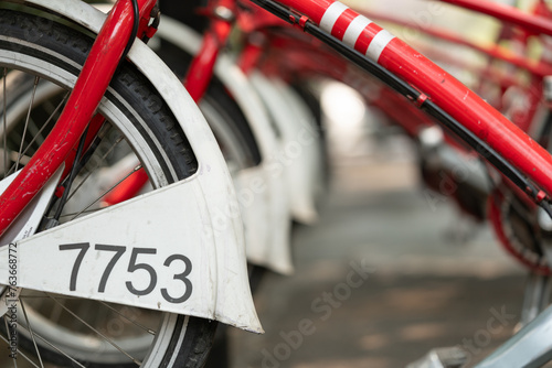hilera de bicicletas rojas de la ciudad de méxico numeradas