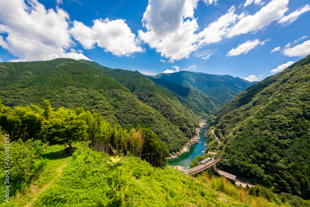 夏の徳島県・大歩危渓谷の小歩危展望台から見た、小歩危峡の風景と青空