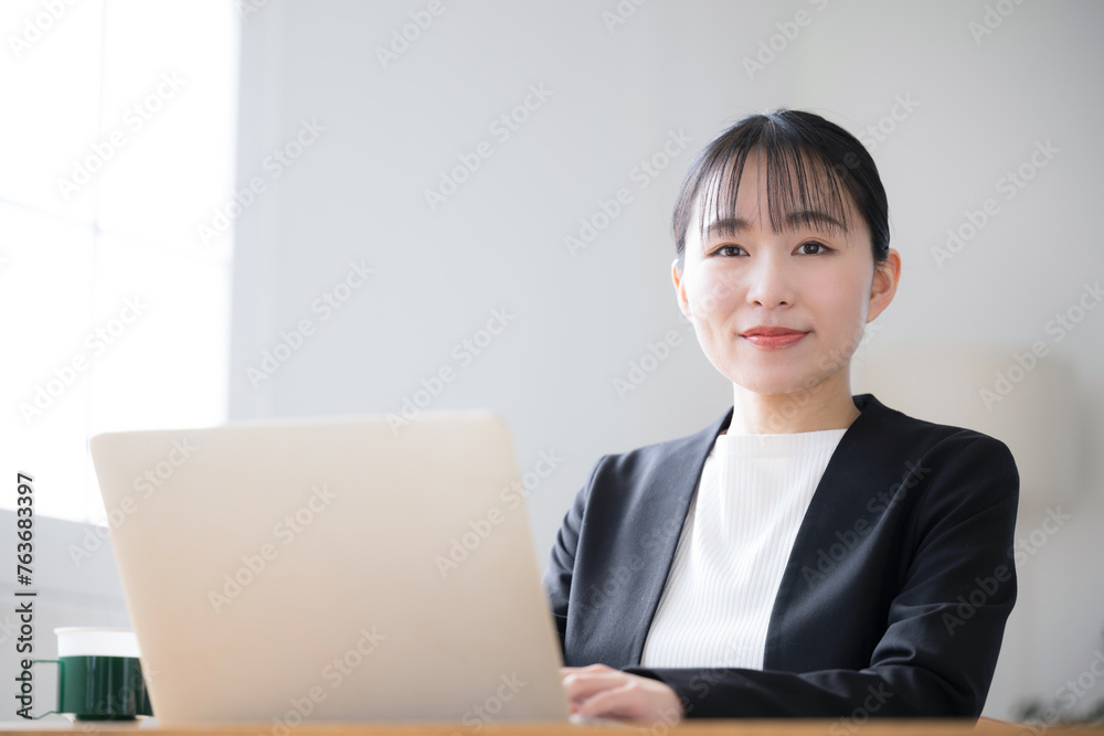 Japanese businesswoman operating a computer Close-up Smile for the camera Japanese businesswoman operating a computer Close-up Smile for the camera