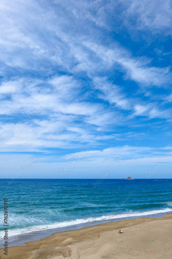 日本海と青空