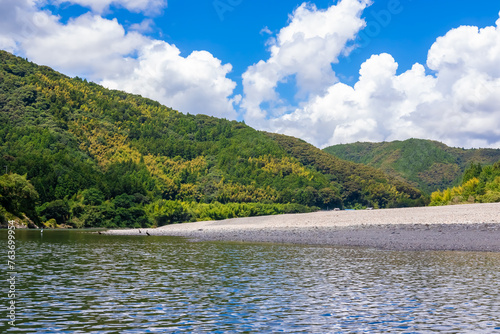 夏の高知県で見た、屋形船仁淀川からの風景と青空 photo