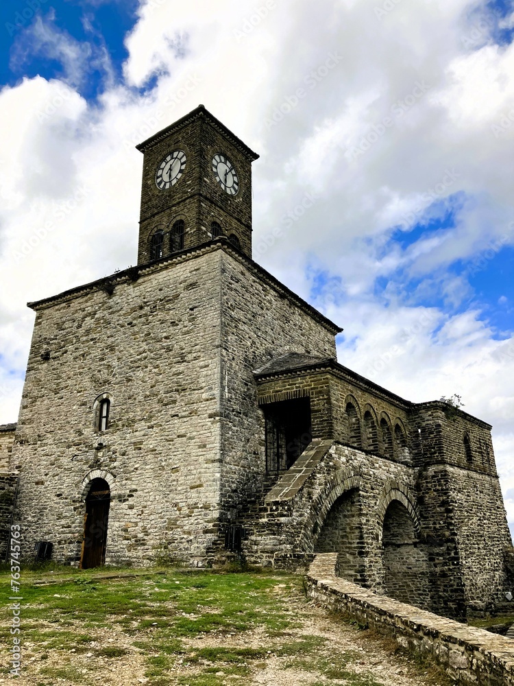 アルバニアのジロカストラにある石造りの時計塔
