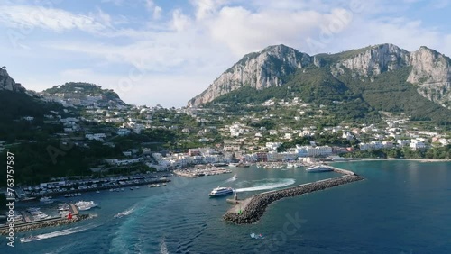 Traghetto esce dal porto dell'isola di Capri.Italia.
Ripresa aerea con drone di Marina Grande, meta turistica per viaggi di lusso in Italia. photo