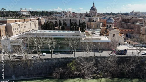 l'Ara Pacis Augustae, il Mausoleo di Augusto e il fiume tevere a Roma.
Vista aerea panoramica con drone di una zona molto visitata dai turisti a Roma. Italia. photo